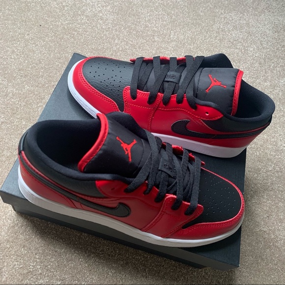 Jordan 1 Low’ Red/Black Pebbled - Picture 7 of 11
